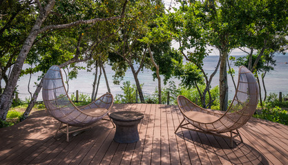 chaises longues au bord du lagon