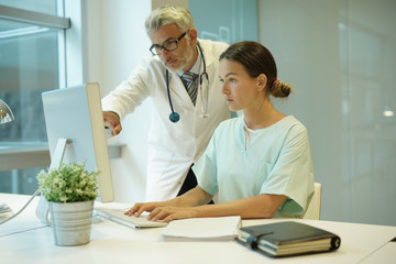 Obraz premium Doctor and nurse consulting patient results in office