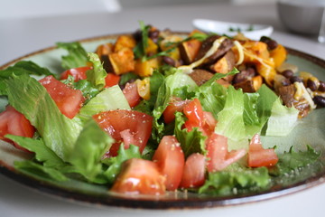 Gemüse, Bohnen und Salat auf einem Teller