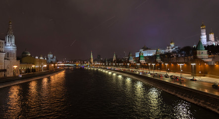 Fototapeta na wymiar View of the night Moscow River from the Bolshoi Moskvoretsky Bridge in the winter snowstorm