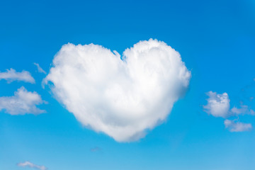 Herz aus wolken im himmel