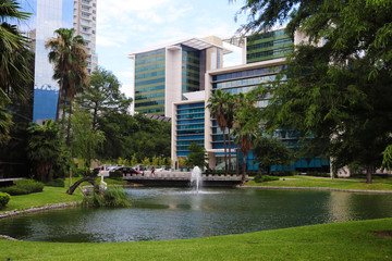 Edificios con lago