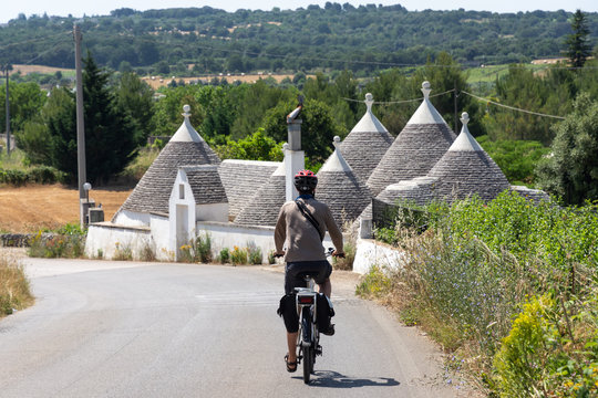 Touriste &agrave; v&eacute;lo dans les Pouilles en Italie