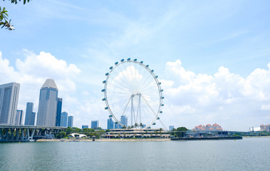 Obraz premium Singapore flyer, ferris wheel in sunny day, Singapore tourist attraction
