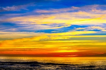 Obraz premium Sunset over Ocean and Waves
