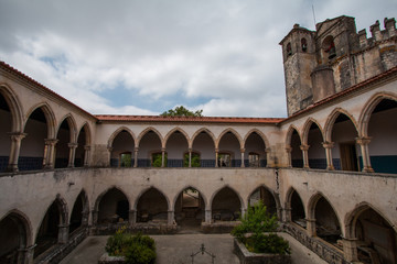 Fototapeta na wymiar patio du couvent de l'ordre du christ, monument classé au patrimoine mondial de l'UNESCO, tomar au portugal