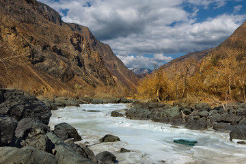 Fototapeta na wymiar Russia. mountain Altai. The valley of the Chulyshman river in the heart of the village of Balykcha.