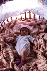 Baby im Bett schlafen gelegt