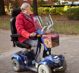 Seniorin auf ihrem Elektromobil