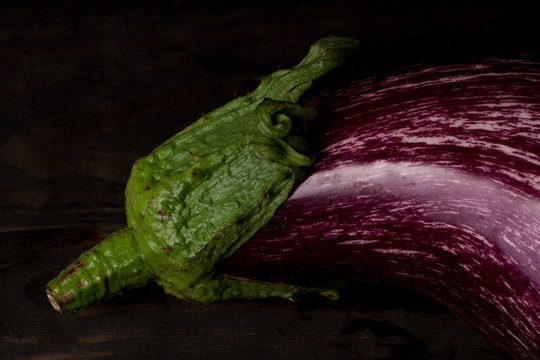 primer plano de una berenjena, un alimento fresco  y saludable