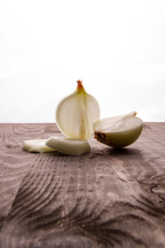cebollas sobre tabla de madera 