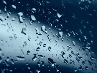 gotas de agua en ventana tras la lluvia