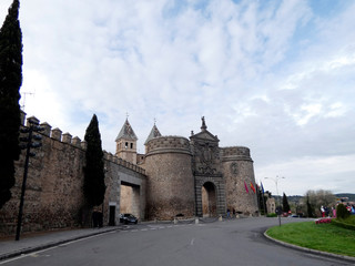 Fototapeta na wymiar Puerta de Bisagra, o Puerta Nueva de Bisagra, es una puerta monumental situada en las murallas de la ciudad española de Toledo.
