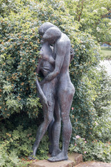 Fototapeta na wymiar Statue the loving ones (die Liebenden) in Hameln at the Weser promenade (Weserpromenade)
