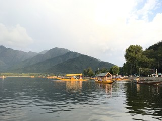 Naklejka premium boat on the lake and mountain in Srinagar