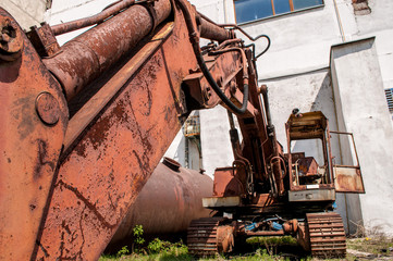 Fototapeta na wymiar old broken rusty excavator. abandoned excavator