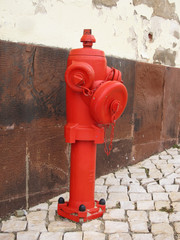Fototapeta na wymiar roter Hydrant Feuerwehr Löschwasser