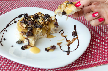  Rice biscuit with honey, nuts and raisins without seeds bathed in light chocolate threads.