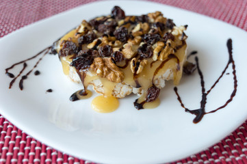  Rice biscuit with honey, nuts and raisins without seeds bathed in light chocolate threads.