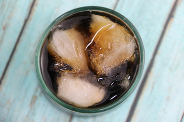Cola avec des glaçons dans un verre