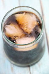 Cola avec des glaçons dans un verre