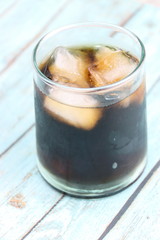Cola avec des glaçons dans un verre