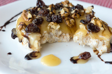  Rice biscuit with honey, nuts and raisins without seeds bathed in light chocolate threads.