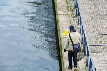 Mann angelt am Kanal