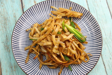 Nouilles chinoise sur une assiette