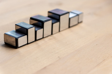 Mehrere silberne Würfel in verschiedenen Größen und Formen stehen für Aufbau und Komponenten