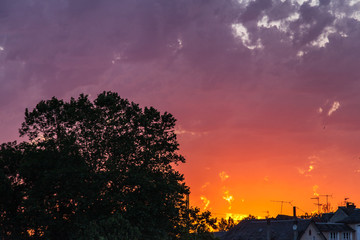 Allassac (Corrèze, France) - Coucher de soleil flamboyant et nuageux