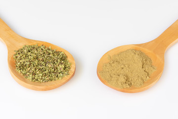 Una cuchara de madera con orégano seco y otra molido