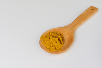 Una cuchara con curry molido