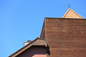 Drewniana wieża połączona z budynkiem z cegły w Namysłowie. 