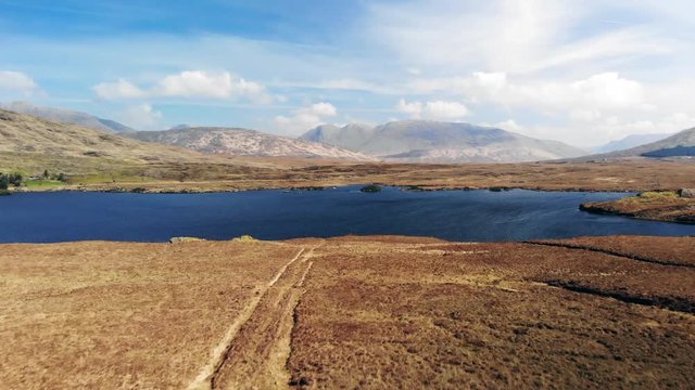 vue a&eacute;rienne au dessus des paysages du Connemara , lac , montagnes et landes