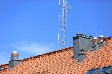 Dach z czerwonej dachówki i szyby wentylacyjne z blachy, nawiew, klimatyzacja.  © Stanisław Błachowicz