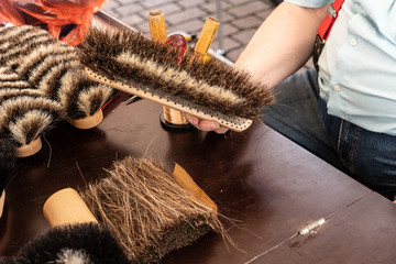 Bürstenbinder beim Herstellen eines Besens