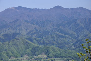 春の九鬼山山頂より小金沢連嶺