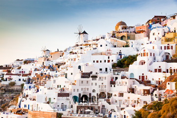 Fototapeta na wymiar impressive evening view of Santorini island. Picturesque spring sunset on the famous Greek resort Oia, Greece, Europe. Traveling concept background.