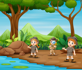 Obraz na płótnie Canvas The scout kids are explore the forest