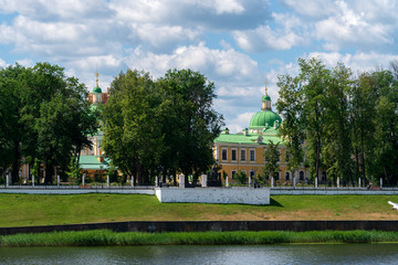 Obraz premium Императорский путевой дворец в Твери с дворцовым садом.