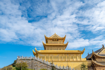 Obraz premium A gold-roofed temple building in mount emei, sichuan province, China