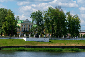 Obraz premium Императорский путевой дворец в Твери с дворцовым садом.