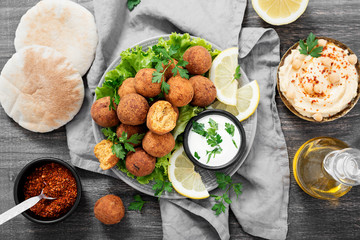 Fresh vegetarian falafel served with hummus,pita bread and fresh vegetables.