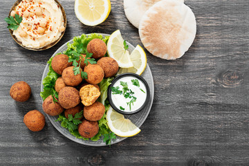 Fresh vegetarian falafel served with hummus,pita bread and fresh vegetables.