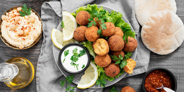 Fresh vegetarian falafel served with hummus,pita bread and fresh vegetables.