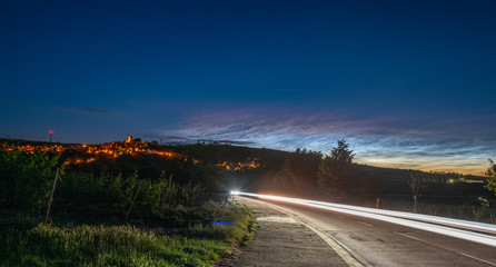 Obraz premium neuleiningen mit leuchtenden nachtwolken in der mitsommer nacht