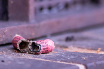 Explodierter Böller vom Feuerwerk an Silvester und Neujahr zeigt die Zerstörungskraft und Gefahr von Feuerwerkskörpern und Feuerwerks-Müll nach Silvester mit Schwarzpulver