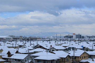 Fototapeta na wymiar 積雪した滋賀県彦根市の町並みです