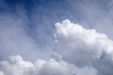 Obraz premium White fluffy clouds on the sky background, cloudy weather with sunlight